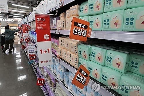 "5천원·동전 가격에 품절"…유통업계, 저가 생리대 품목 확대·할인 지속