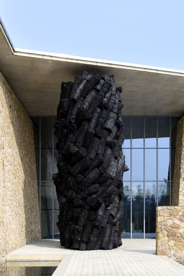 “끊임없이 ‘내가 누구인가’란 정체성 파고든 과정” 숯의 작가 이배, 30여년 예술세계 조망