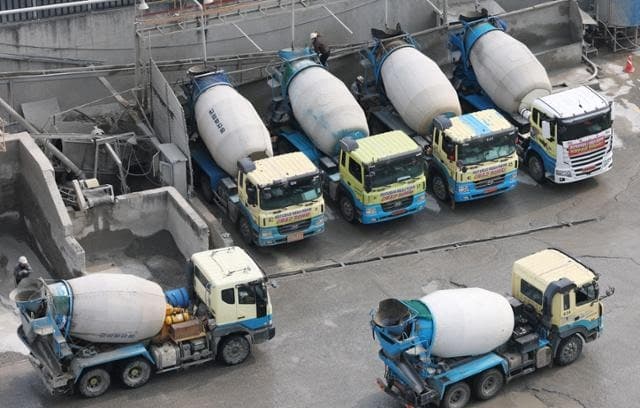 중동 전쟁 장기화로 건설현장 자재 수급 비상, 공사비 도미노 인상