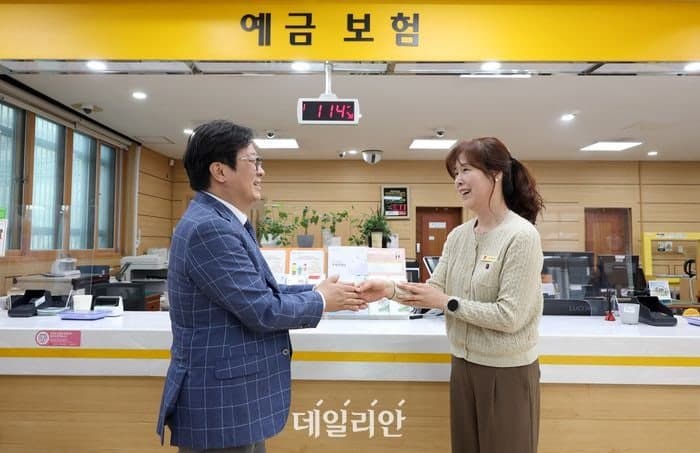 박인환 우정사업본부장, 춘천 우체국 방문해 보이스피싱 막은 직원 격려