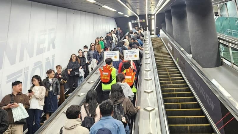 “서서 타세요” 안전요원 직접 탑승…여의나루역 에스컬레이터 안전 캠페인