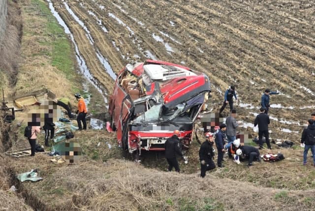 "못 봤다" 불법 유턴으로 통근버스 7m 아래 추락시켜 24명 중경상 입힌 20대 운전자 입건