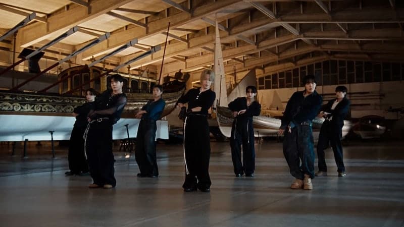 BTS 5집, K팝 최초 미국 '빌보드 200' 2주 연속 정상