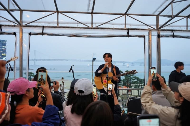 장범준, 광안리 삼진포차서 '봄 감성' 버스킹 성료