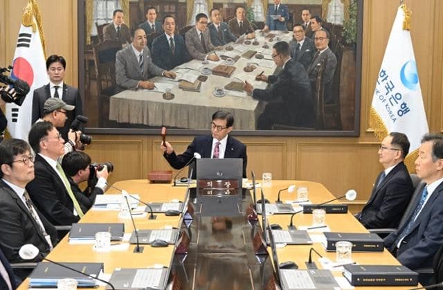 “물가·성장 경로 불확실성↑… 기준금리 동결 기조 이어갈듯”