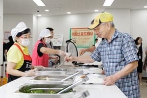 마포구 '효도밥상' 만족도 91점, "밥 한 끼 외로움도 덜어줘"