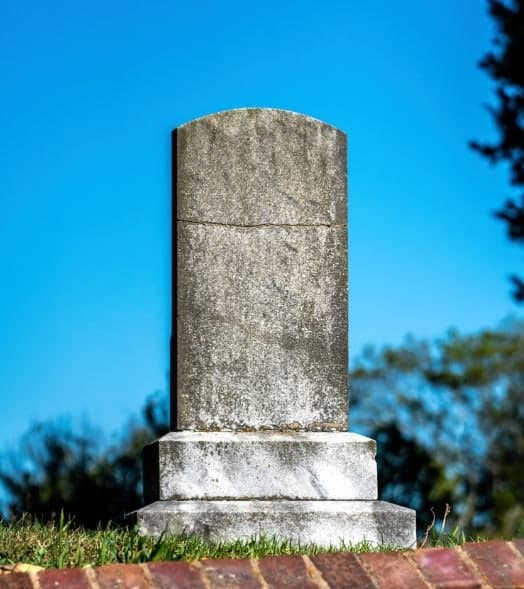 청주 공원묘지서 60대 직원, 기울어진 대형 비석 세우다 깔려 사망