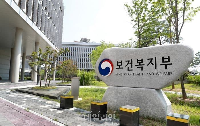 정은경 복지부 장관, 투석병원·약국 찾아 "의료제품 수급 면밀 주시"