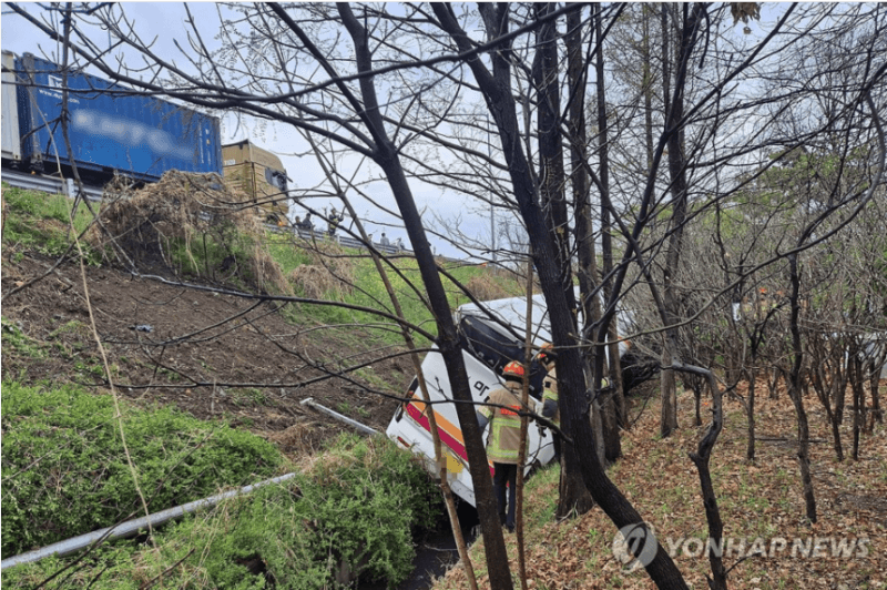 대구 고속도로서 3중 추돌…버스 5m 아래 추락해 8명 경상