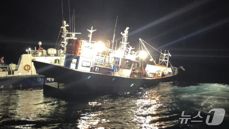 강릉 주문진 앞바다 어선 침수 사고…승선원 8명 전원 구조