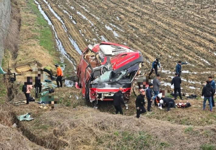 "못 봤다" 불법 유턴하다 통근버스 7m 아래로 추락시킨 20대 불구속 입건