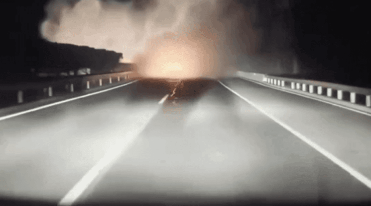 "뿌연 연기에 코 앞도 안 보이는데"...테슬라, 자율주행으로 충돌 직전 스스로 피했다