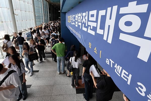 “변호사 수임료 줄었다” 변협 “신규 배출 줄이자” vs 로스쿨 “인력 부족 우려”