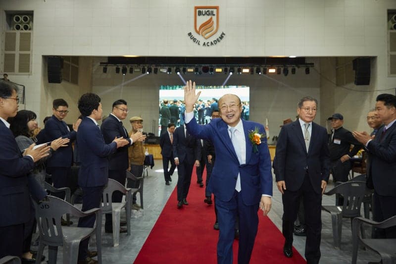 김승연 한화 회장, 북일고 50주년 기념행사 참석…"더 넓은 세상 바라보며 미래 리더로 성장해달라"