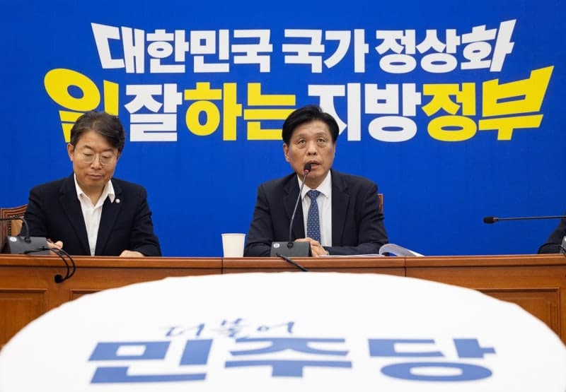 민주당, 이재명 대통령 취임 전 사진 사용 금지령…친명 “최고 무기에 족쇄” 반발