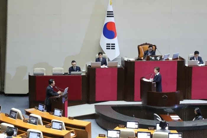 이언주, "용인 클러스터 정상 추진 확인"…"호르무즈 대체수송로 확보해야" 주문