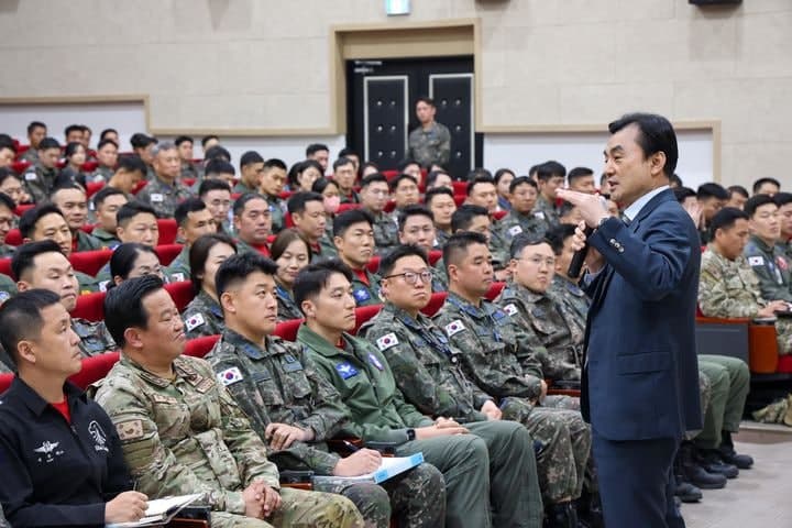 안규백 장관, 공군 대대장 특강…"기본이 바로 서야 나아갈 길 열려" 강조
