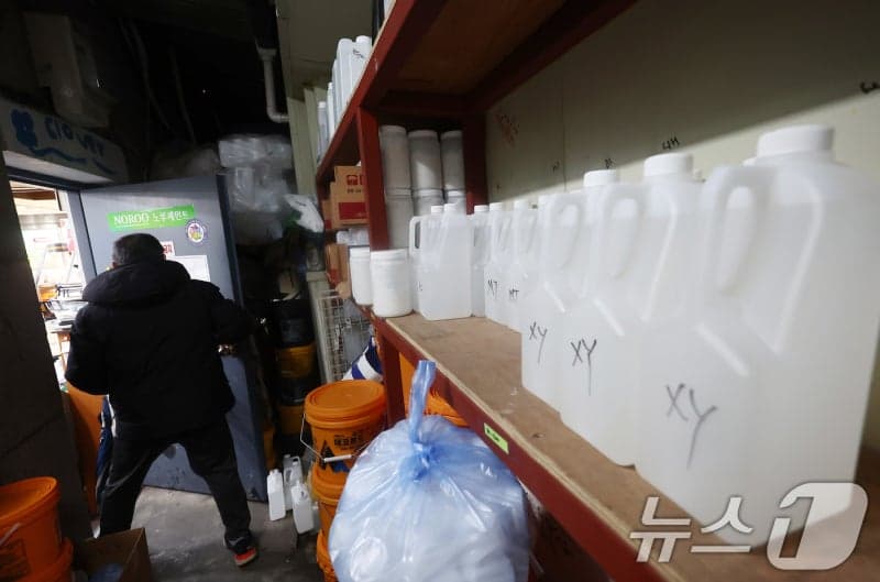 '나프타 쇼크 현실화' 벽지·시트지 업계도 타격, 아세톤 두 배 이상 올라