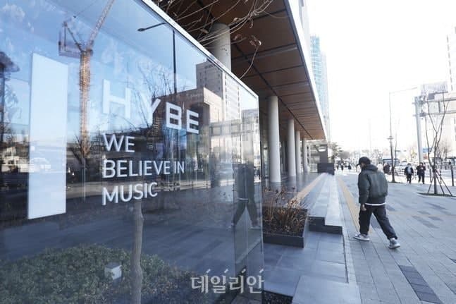 “아일릿이 뉴진스 표절” 주장 유튜버, 하이브에 1500만원 배상 판결 확정