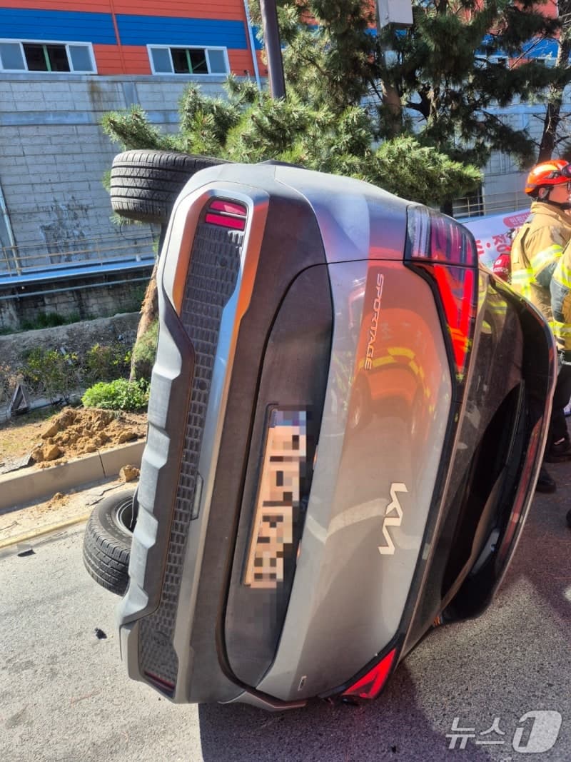 유턴 화물차서 돌출된 파이프에 SUV 충돌…40대 운전자 중상