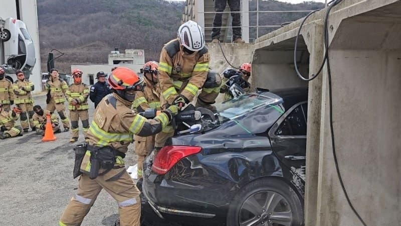 경호처·중앙소방학교, 특수차량 인명구조 훈련…"경호 현장 즉시 적용"