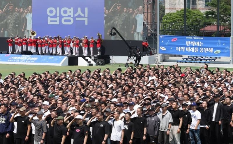 군의관 임관자 '반토막'에 국방부, '창끝부대' 군의관부터 빼기로