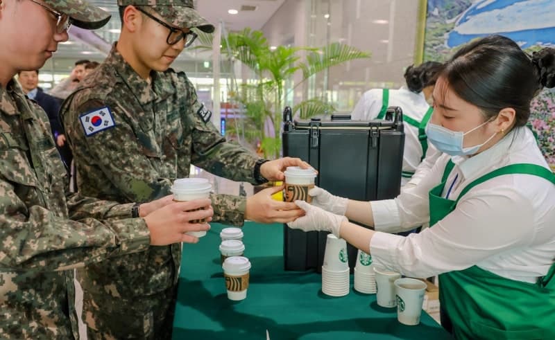 스타벅스, 국방부와 '히어로 프로그램' 맞손…군 장병 복지 향상 및 군자녀 장학금 지원