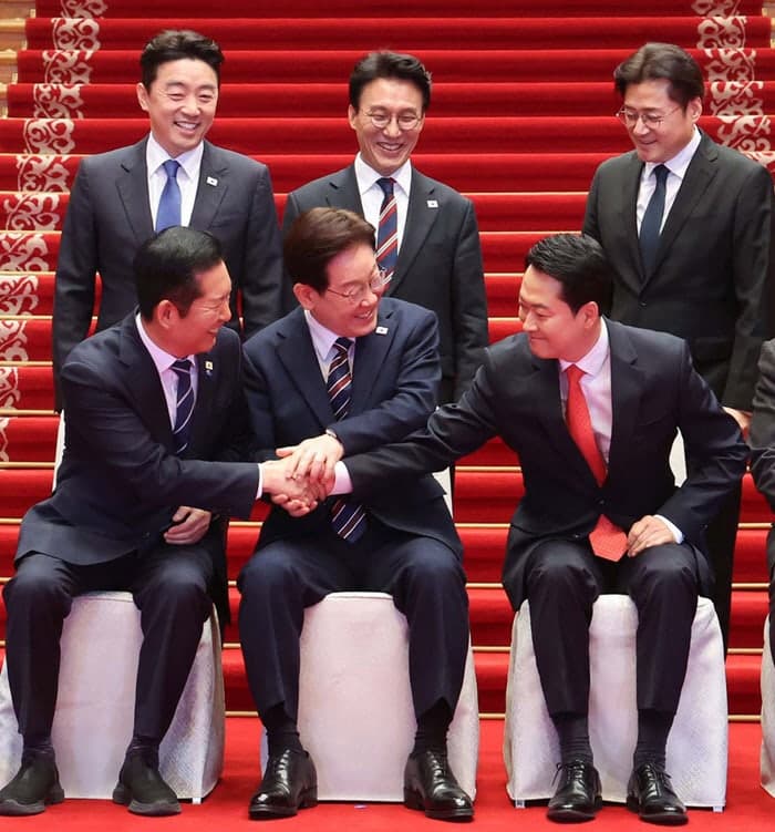 이 대통령, 여야 대표와 7개월 만에 회동 "위기 땐 단합 중요"…추경·개헌 이견 속 협치 시동