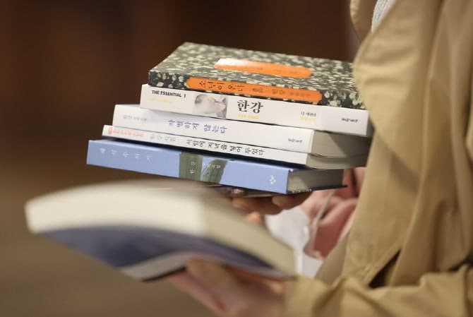 "핸드크림 발라 향 퍼트리며 책 읽어라"...대형서점이 '번따' 성지? 이용자들 불편 호소