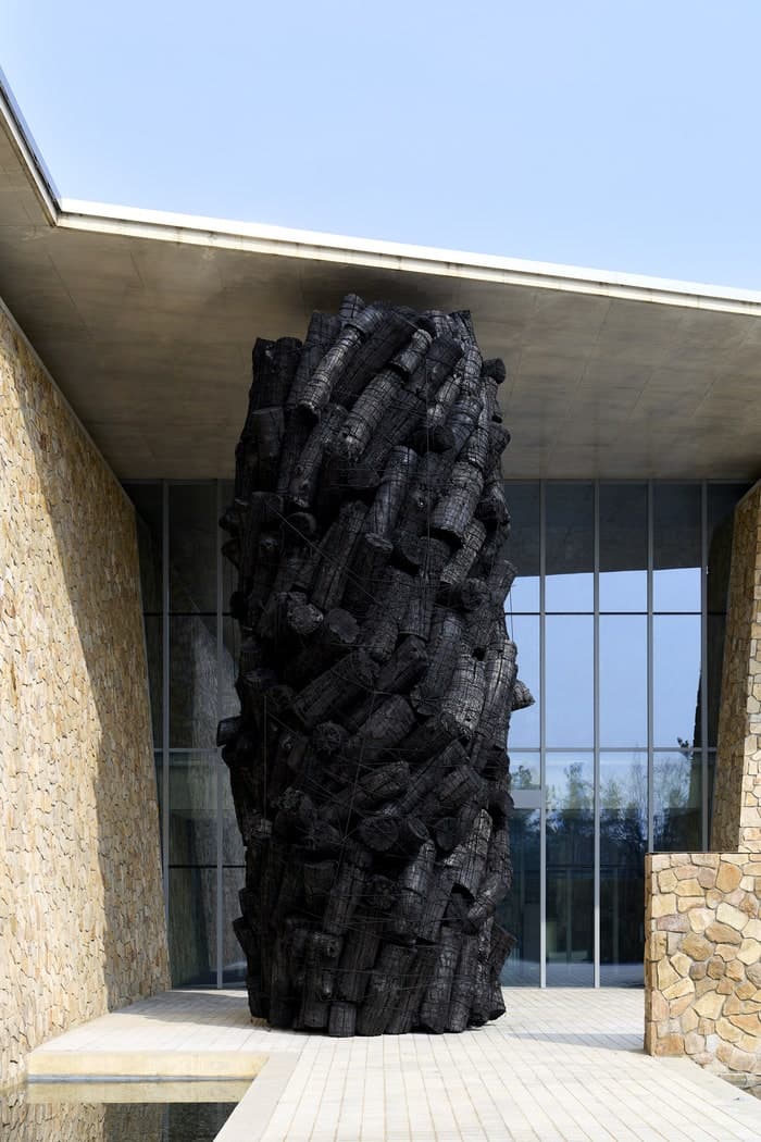 이배 “동양 문화 알리려 ‘숯’ 작업”…8m 숯 기둥에 담은 ‘염원’ 재앙과 치유를 묻다