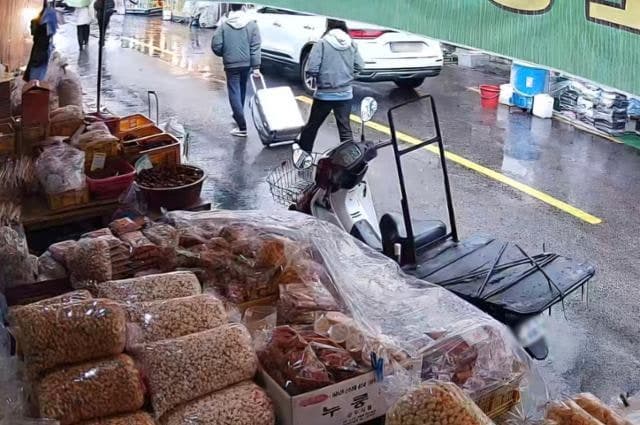 담배 물고 뺨 때리며 확인…'캐리어 시신' 사위 "장모, 좋은 곳 보내드리려 하천에 내버려"