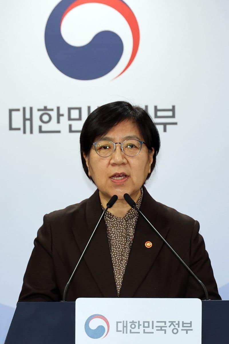 정은경 장관 "중동전쟁발 의료제품 수급 불안정…사재기·담합 엄정 대응"