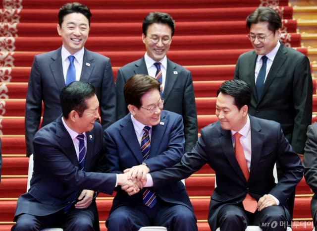 여야정협의체, 개헌·추경·국정조사 '팽팽'…이견 속 소통 지속 공감대