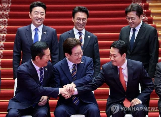 '통합 넥타이' 맨 李대통령, 정청래·장동혁에 "손 잡는 연습해보라"