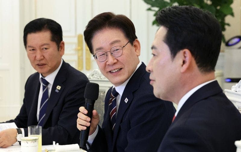 靑 "이 대통령, 연임 질문 즉답 피한 것 아냐…전혀 사실과 달라"