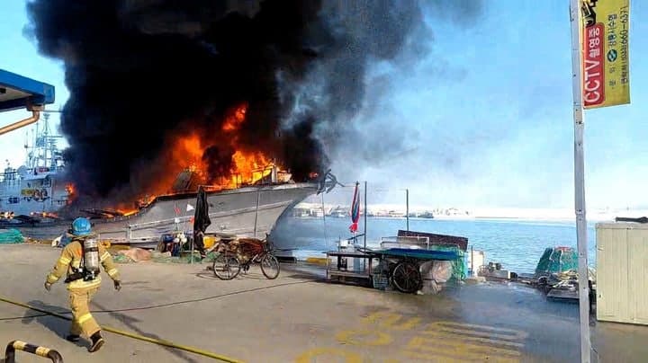 강릉 주문진항 정박 어선 화재 2시간여만에 완진…기름 일부 유출