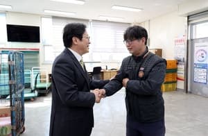 “용감한 행동으로 시민 생명 지켜” 박인환 우정사업본부장, 가스폭발 현장 시민 구한 집배원 격려