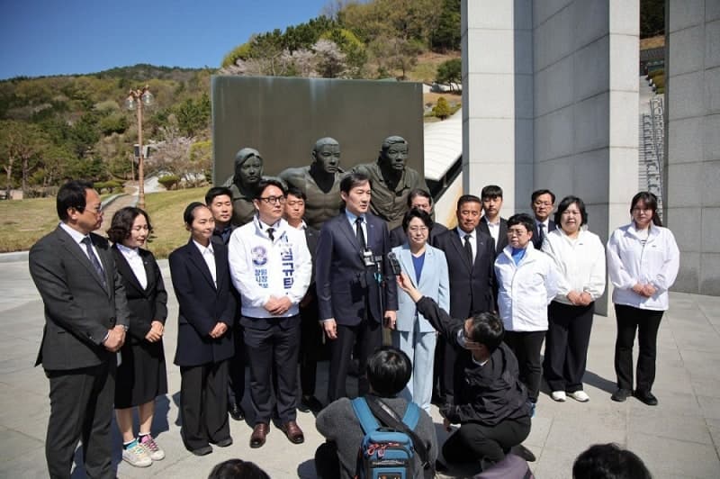 조국 "재보선 출마, 쉬운 곳 택하지 않겠다…다음 주 지역 발표"