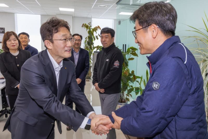 KT 박윤영 대표, 토탈영업 현장 방문…"직원 재배치 점검"