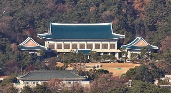 靑 "미·이란 2주 휴전, 호르무즈 해협 선박 통항 위해 소통 가속화"