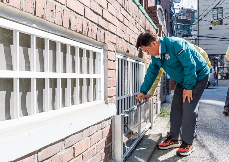마포구, "우기 전 한발 앞선 대비" 지하·반지하 세대 침수방지시설 무상 설치