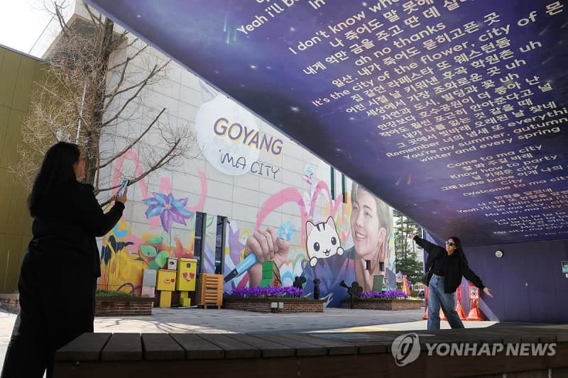 '여기가 RM의 고향 일산'…BTS 월드투어 앞두고 팬들 성지순례