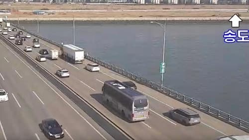 인천대교서 1t 탑차 들이받고 도주한 50대 운전자 자진 신고