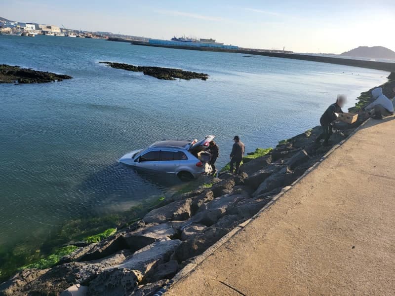 "눈에 벌레 들어가 비비다" 제주 바다로 차량 추락…70대 운전자 자력 탈출