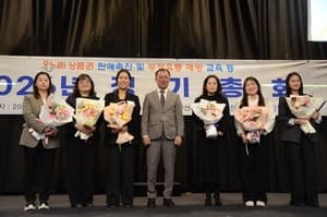 “덕분에 장사 잘돼요” 전통시장 상인들, 소진공 직원들에 ‘표창·감사패’