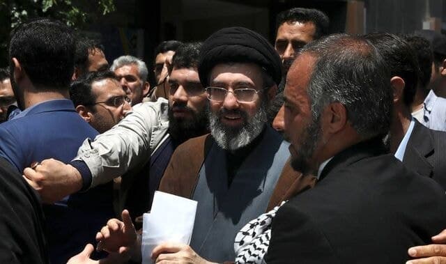 “모즈타바 의식불명 통치 불가” 이란 최고지도자, 치료 중 묫자리 준비