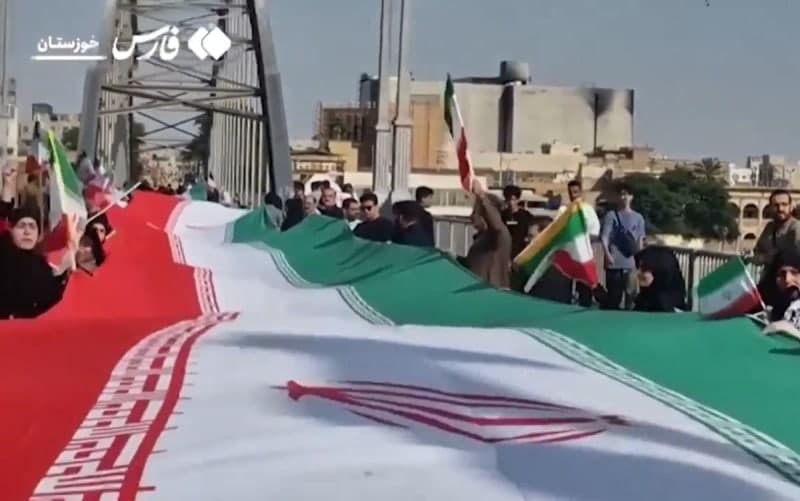 이스라엘 공습에 이란, 발전소·교량에 '인간 사슬'로 맞대응…어린이까지 모였다