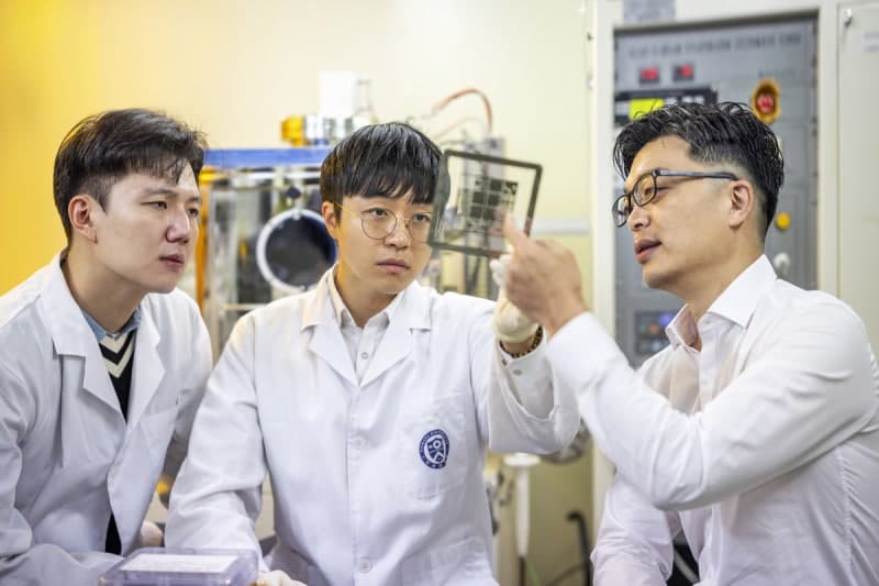 심우영 교수, '기억과 AI연산 동시 수행' 새 반도체 소재 개발…저전력 AI 칩 새 지평