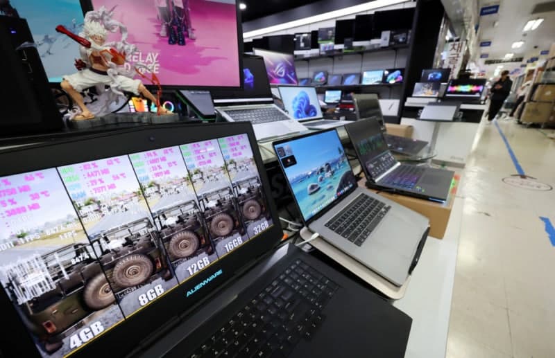 "오늘이 가장 싸다" 칩플레이션에 스마트폰·노트북 가격 인상 행진, "그때 그냥 살걸" 후회 속 D램 가격 끝 모를 질주