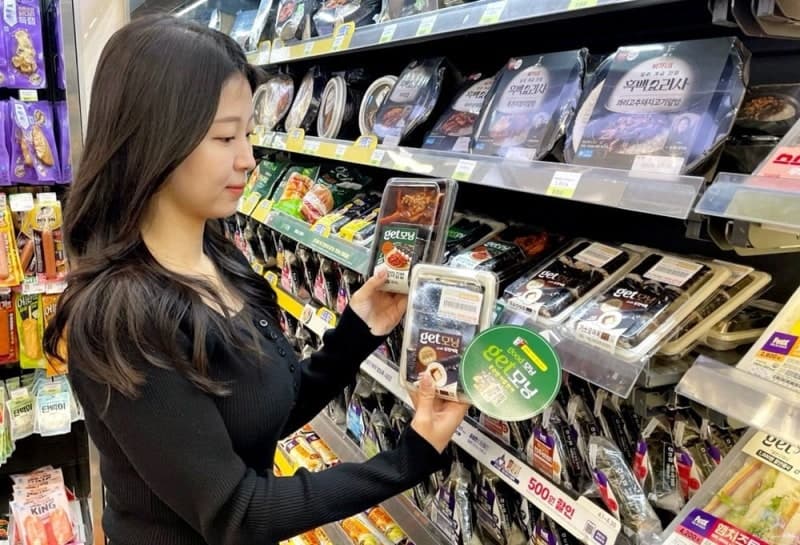 고물가에 불붙은 '삼각김밥 대전'… 편의점 업계, '밥' 전쟁에 재료 바꾸고 기술 더하고